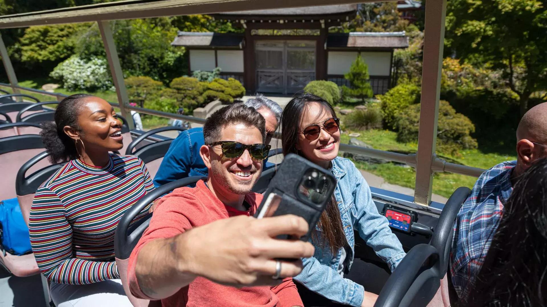 Hombre tomándose un selfie en un Big Bus Tour