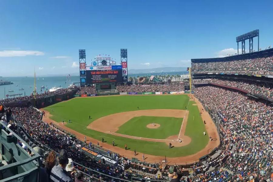 Una vista del Oracle Park de San Francisco desde las gradas, con el diamante de béisbol en primer plano y la Bahía de San Francisco al fondo.