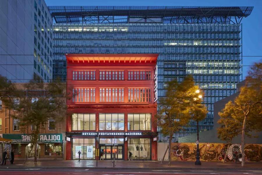 Exterior del American Conservatory Theatre por la noche. San Francisco, California.