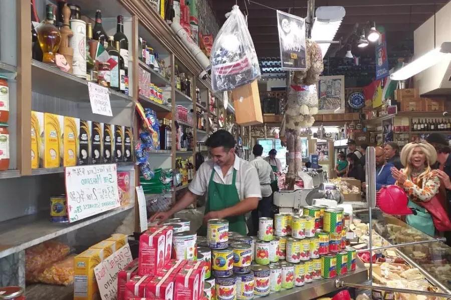 在贝博体彩app北海滩的一个意大利食品市场.