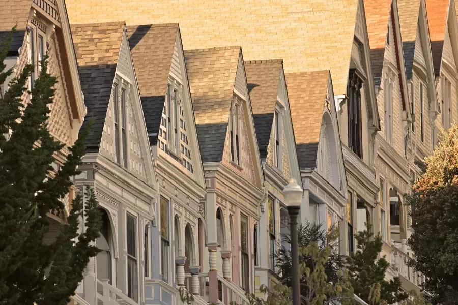 Primer plano de una hilera de casas victorianas en el distrito Castro de San Francisco.